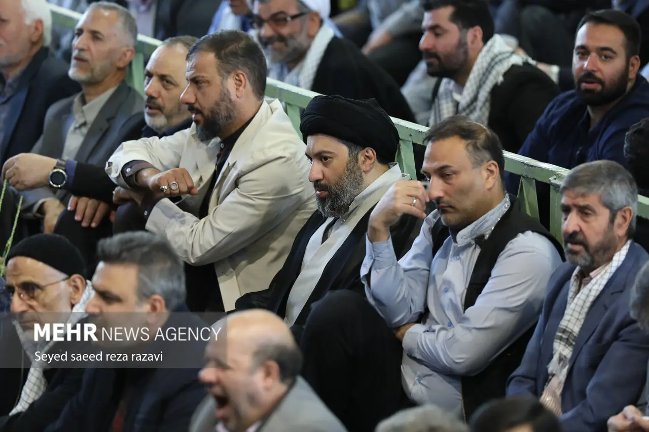 تصاویری از ۲ فرزند رهبر انقلاب در نماز جمعه تهران
