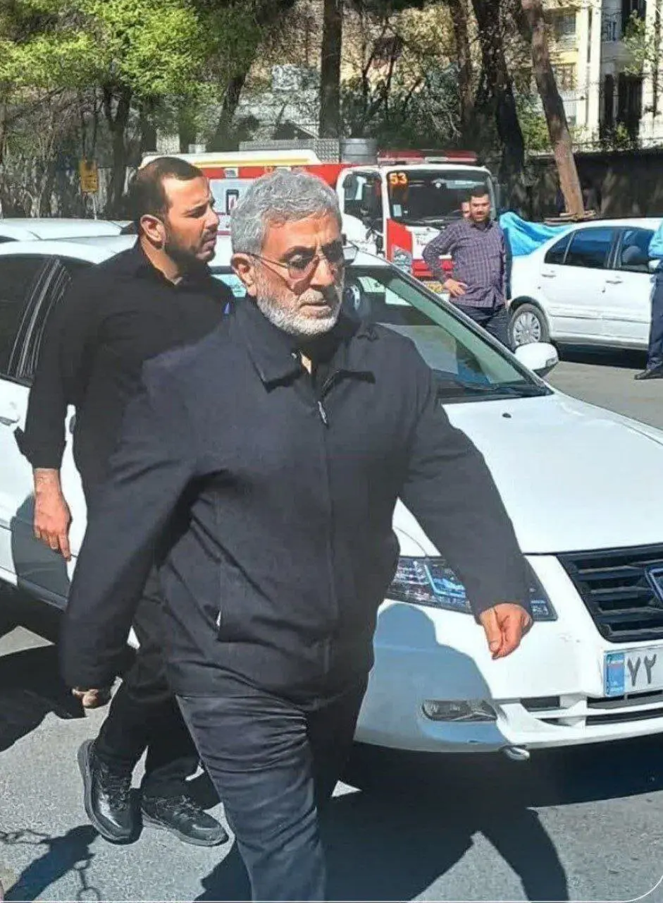 عکسی از سردار قاآنی در مراسم تشییع سردار زاهدی در اصفهان