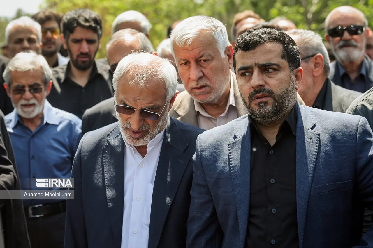 غیبت احمدی نژاد در مراسم تشییع پیکر معاونش /دولتمردان سابق آمدند +عکس