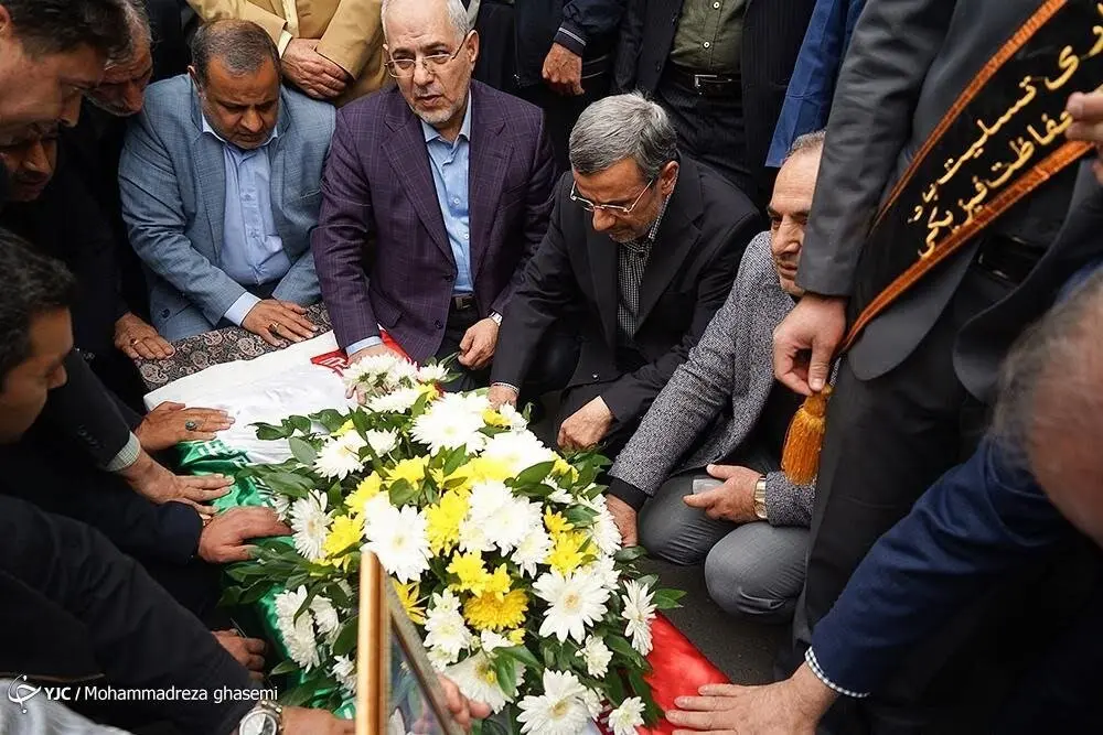 عکسی از احمدی نژاد درحال فاتحه خوانی بر پیکر وزیر فوت شده اش /بذرپاش هم آمد