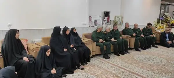 عکسی از فرمانده بلندپایه سپاه در دیدار با خانواده شهدای حمله تروریستی سیستان و بلوچستان