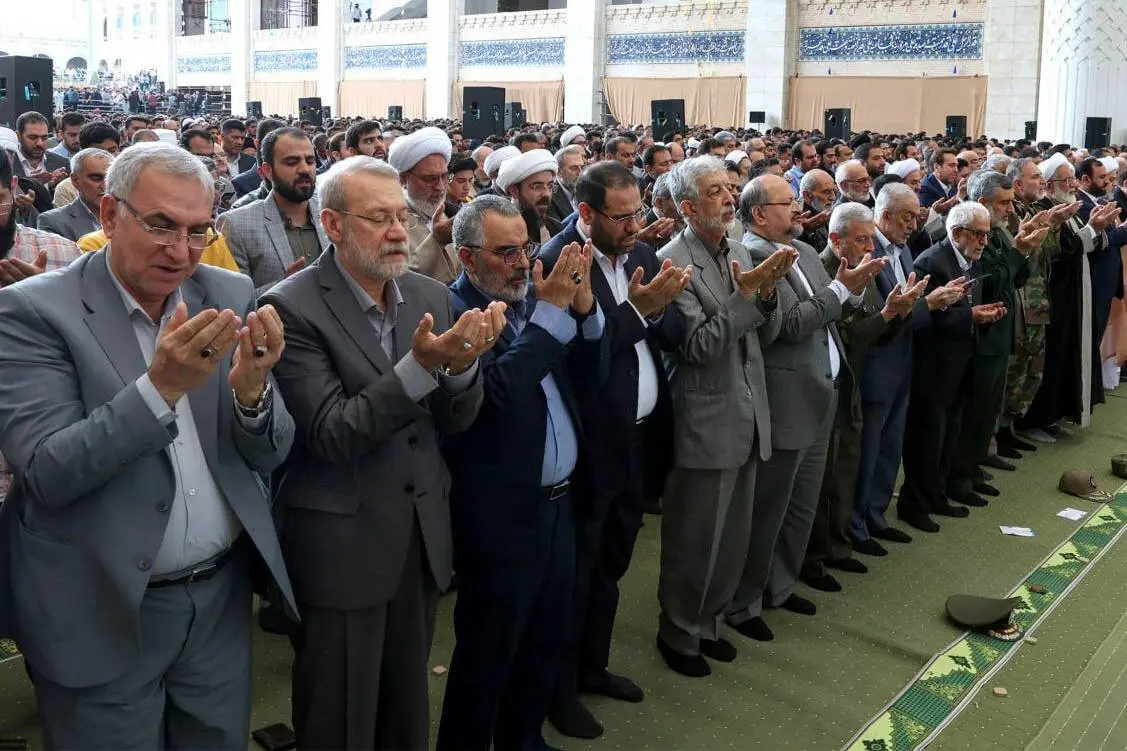 عکسی از علی لاریجانی در نماز عید فطر
