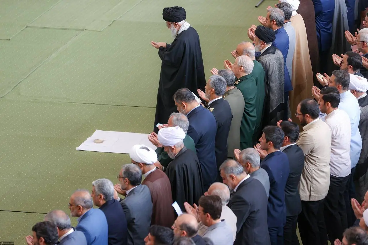 عکسی از علی لاریجانی در نماز عید فطر