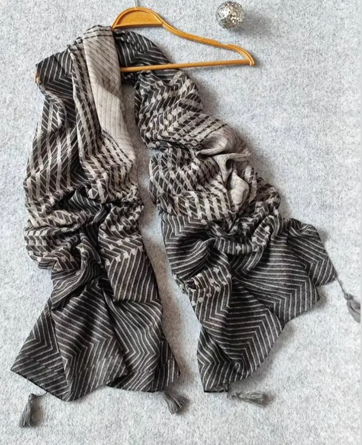 Shawl model (12)