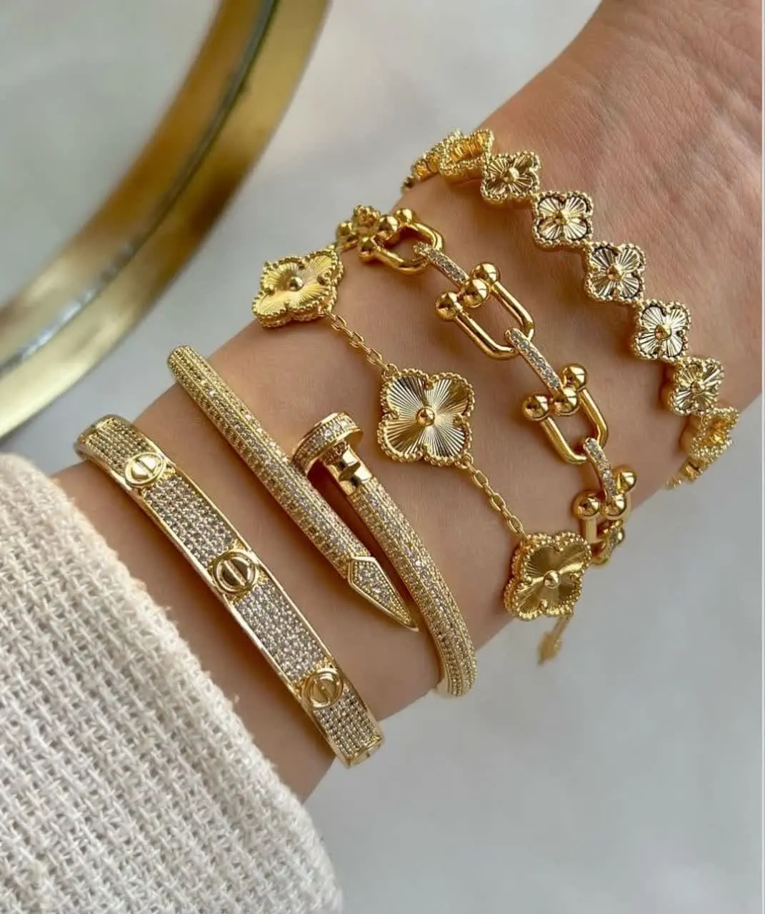 Gold bracelet model (40)