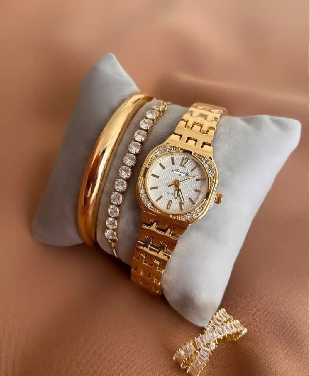 Women_s watch model (15)