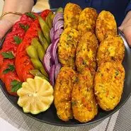 کوکوی مرغ و قارچ مجلسی با طعم پیازچه: دستور پختی سریع و بی‌دردسر

