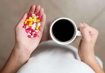 این 5 مکمل‌ دارویی را همراه قهوه مصرف نکنید
