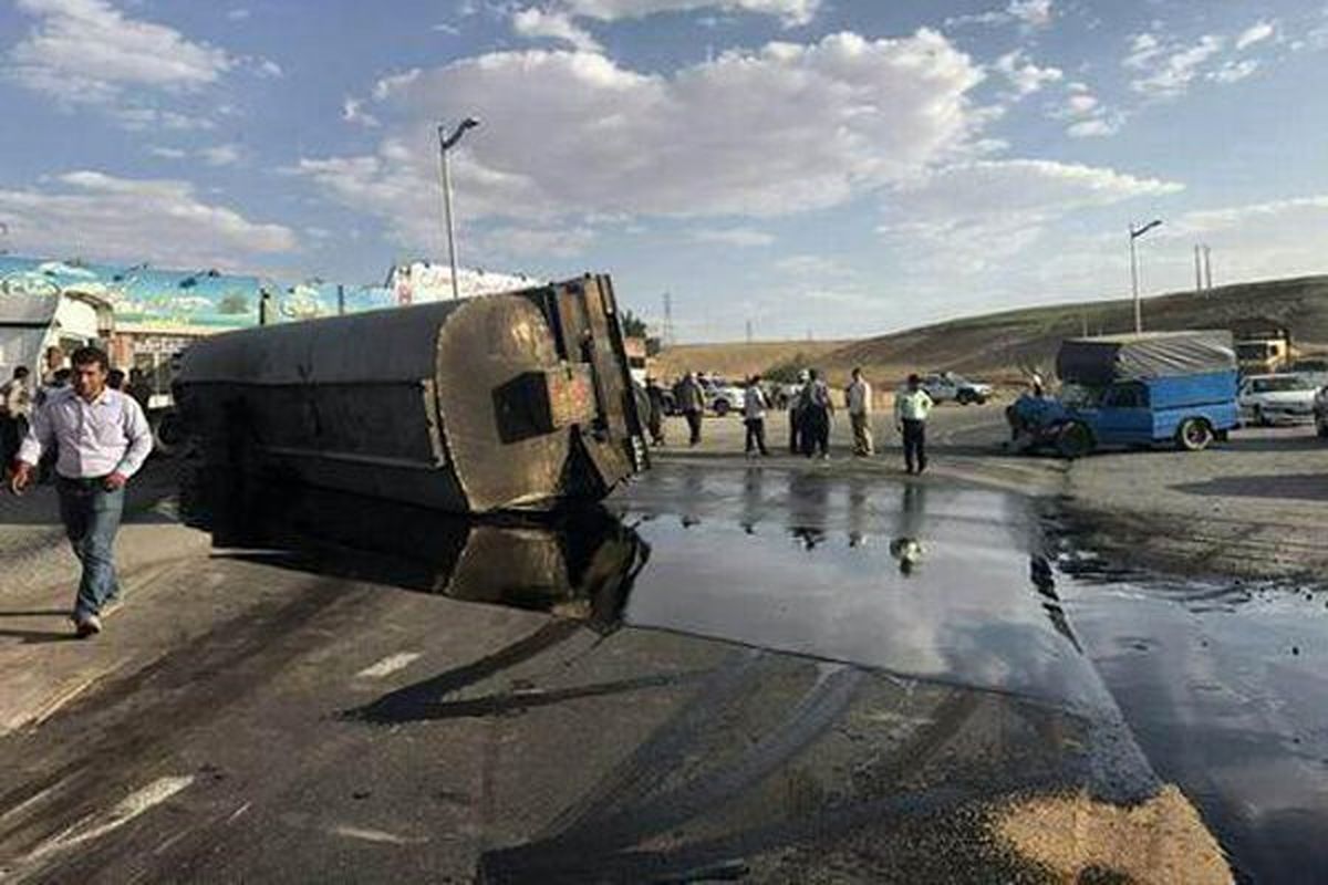 کامیون حامل اسید رقیق در اتوبان شهید دستجردی واژگون شد