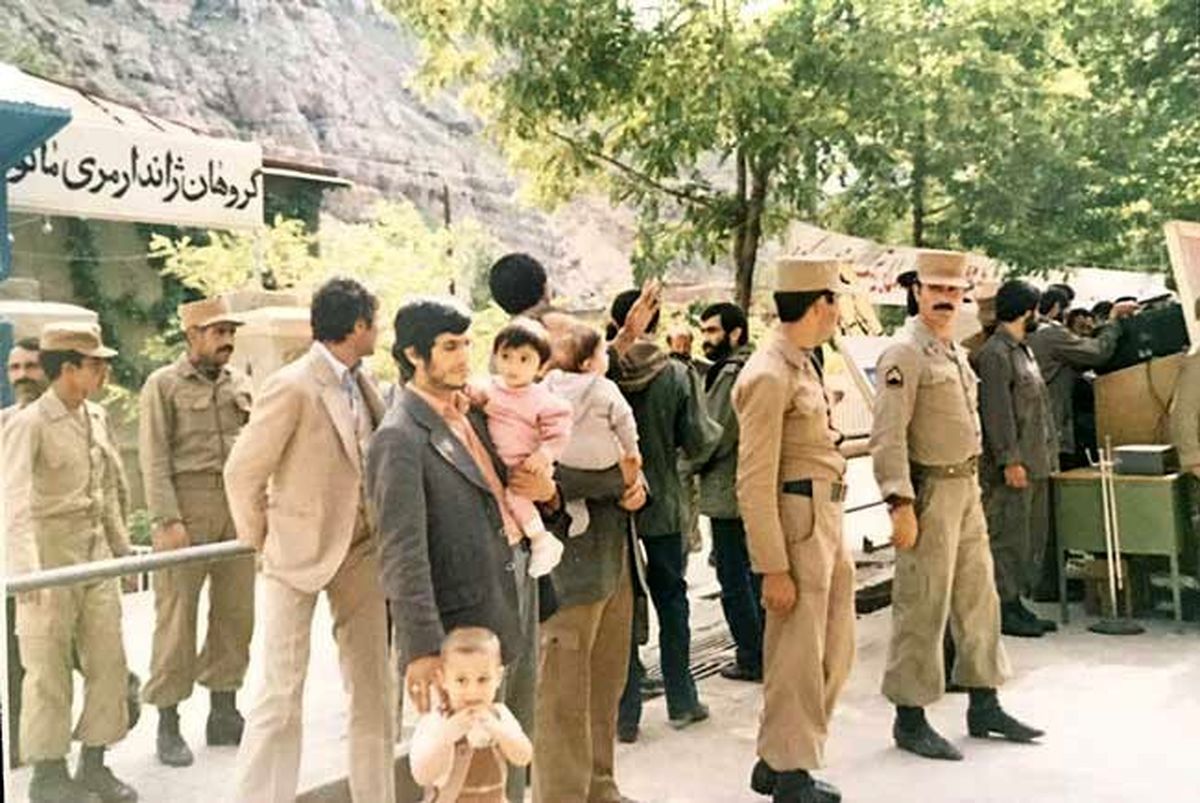 عکس دیده نشده از احمدی‌نژاد و فرزندانش