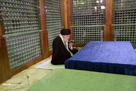 رهبر انقلاب بر سر مزار آیت الله هاشمی