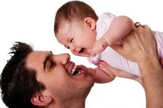 ارتباط پدر با نوزاد هوش کودک را زیاد می‌کند