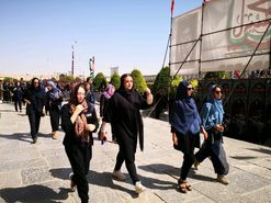 گردشگران خارجی در اصفهان همراه با عزاداران عاشورایی
