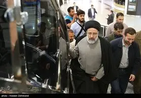 اهدای هدیه مادر شهید خرازی به حجت‌الاسلام رئیسی