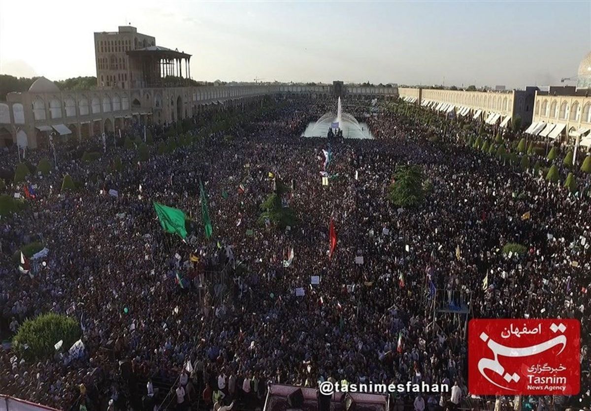 وفاداری مردم به اصول انقلاب امروز در میدان امام مشاهده شد