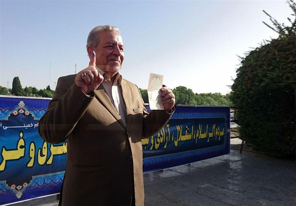 استاندار اصفهان رای خود را به صندوق انداخت‌
