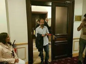 حضور اصغر فرهادی در حوزه انتخابات در فرانسه