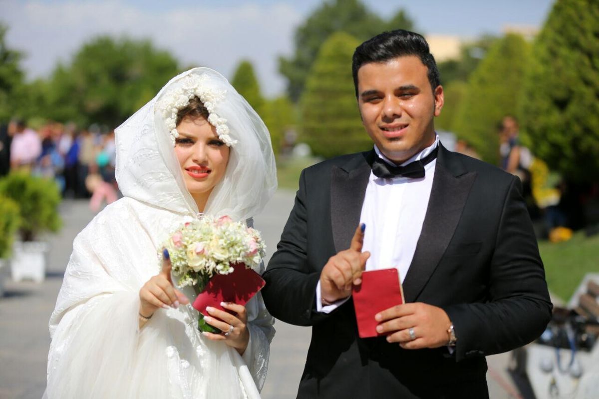 حضور عروس و داماد برای شرکت در انتخابات ۹۶