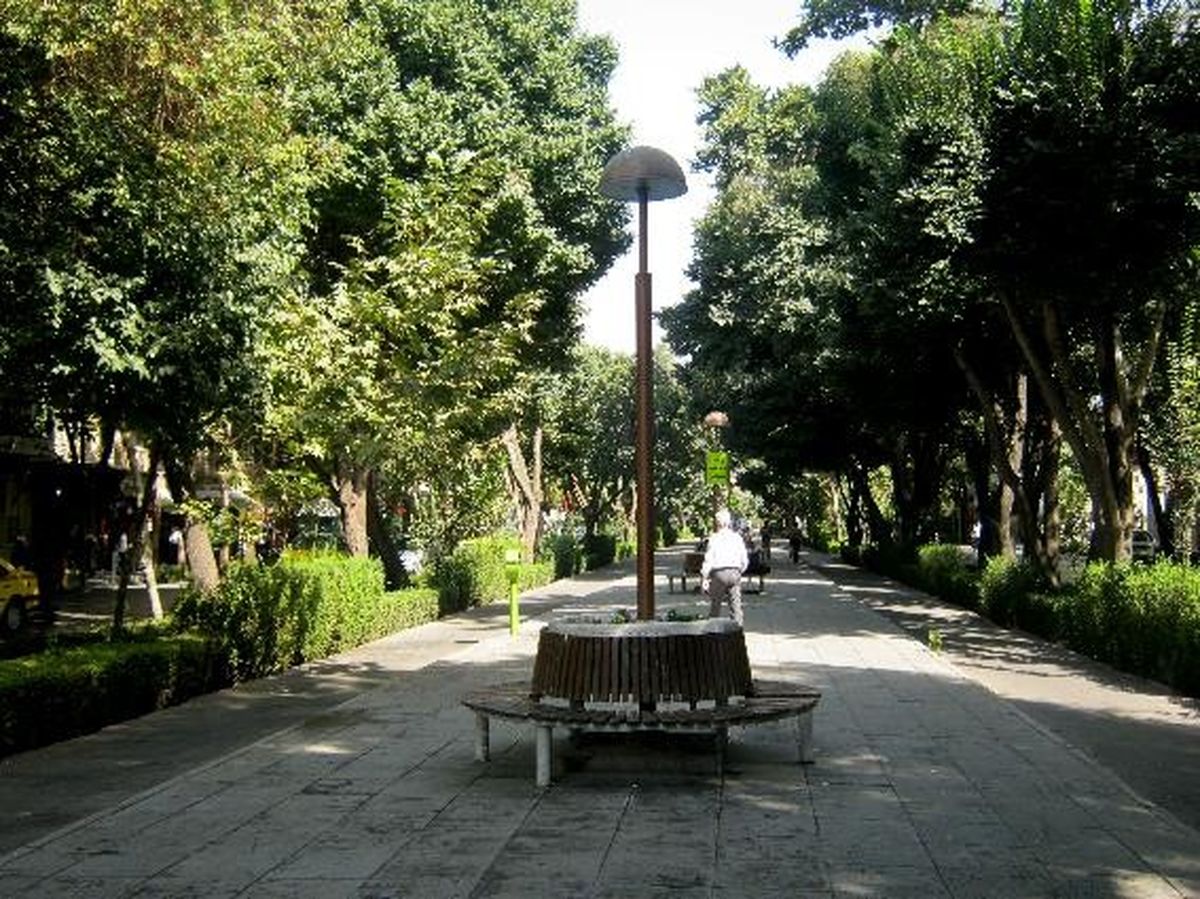 قدم زنان در چهارباغ اصفهان