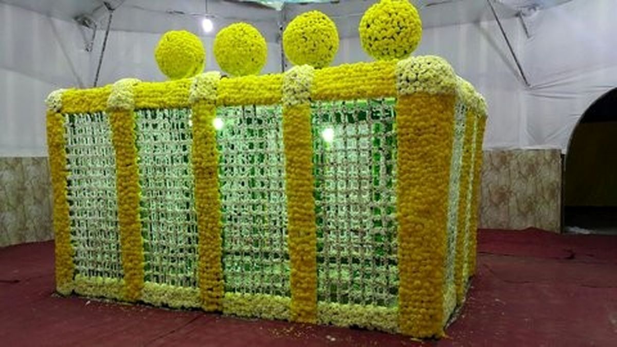 ساخت و گل آرایی ضریح نمادین ائمه بقیع در بازار مرکزی گل و گیاه