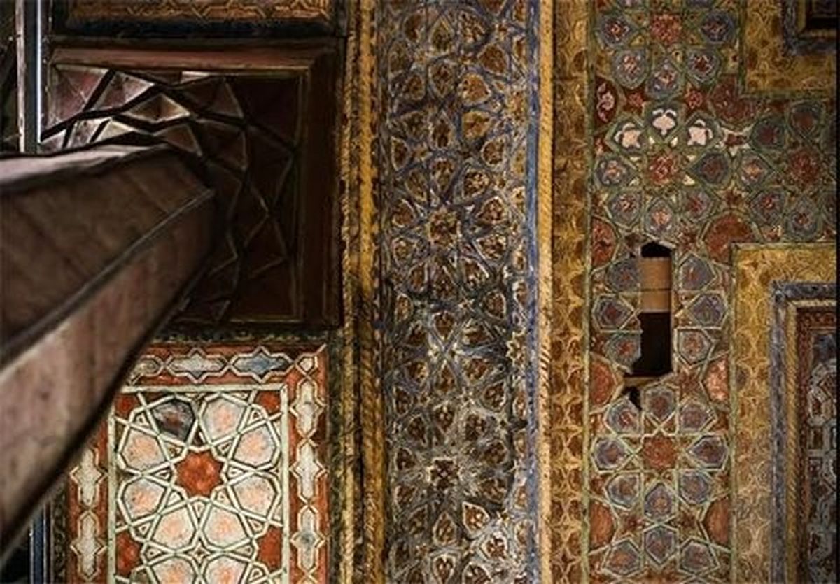 کشف لایه های پنهان تزئینات منحصر به فرد صفوی در حین مرمت تالار اشرف در اصفهان