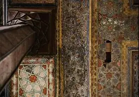 سقف ایوان کاخ چهل‌ستون اصفهان از داغ رطوبت پاک‌سازی می‌شود