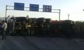 تصادف و واژگونی تریلی در اتوبان ذوب آهن