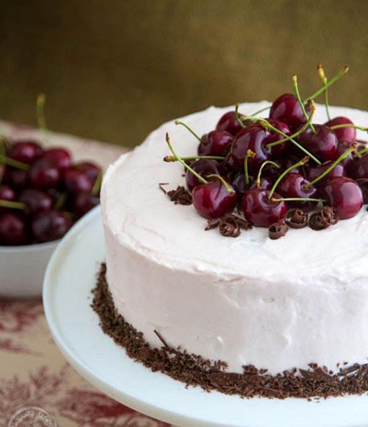 کیک با ترکیب شکلات و آلبالو، مخصوص عصرانه‌های تابستانی