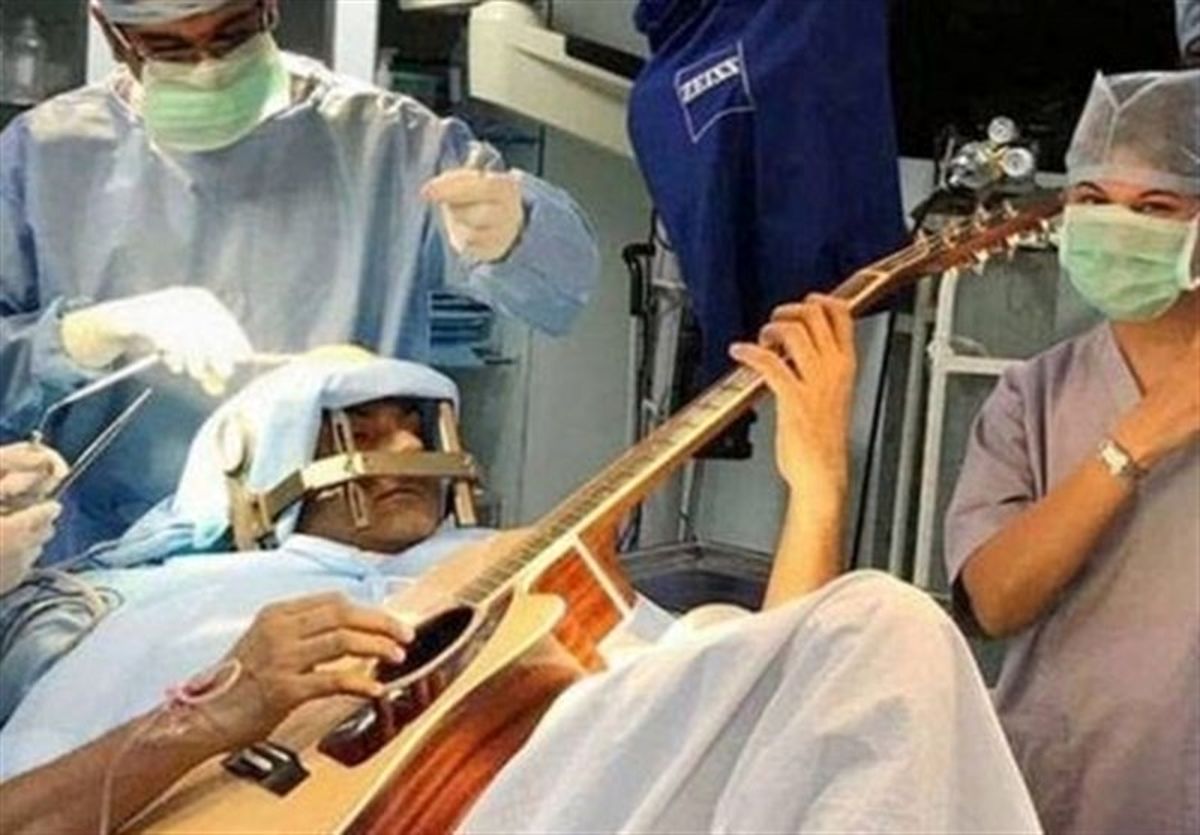 پزشکان مغز یک نوازنده را حین گیتارزدن جراحی کردند