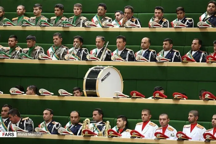 گروه مارش مستقر در مجلس، که سرود ملی را نواخت