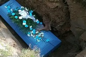 پای بیرون افتاده از قبر یک جنازه همه را وحشت زده کرد