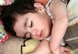کودکی که به خاطر سرما در منطقه زلزله‌زده کرمانشاه جان داد