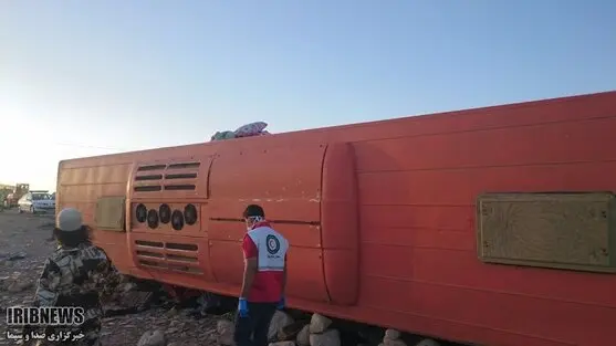تصاویری از  واژگونی اتوبوس دانش‌آموزان در داراب