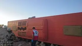 تصاویری از  واژگونی اتوبوس دانش‌آموزان در داراب