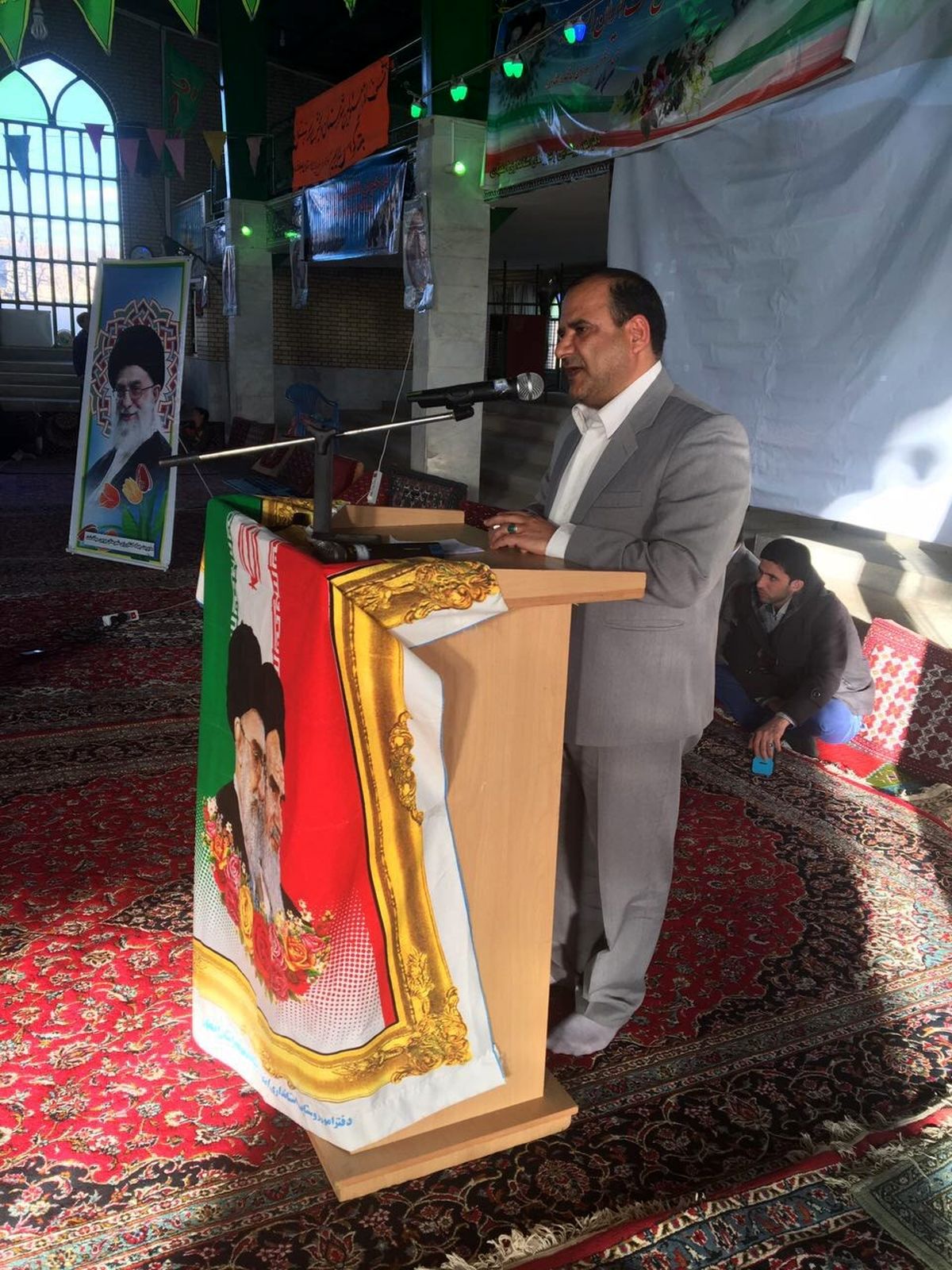 سخنرانی فرماندار شهرستان بویین میاندشت در جشن انقلاب