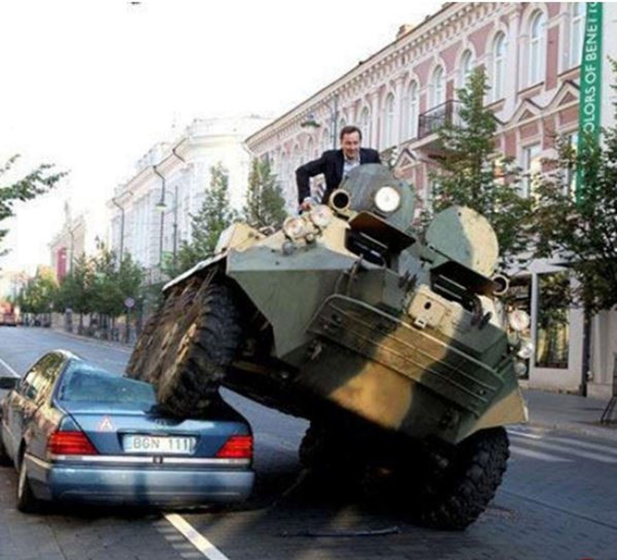 حرکت عجیب شهردار پایتخت لیتوانی در خیابان