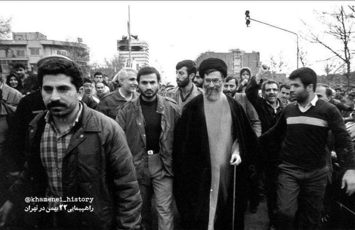 عکس رهبر معظم انقلاب در راهپیمایی