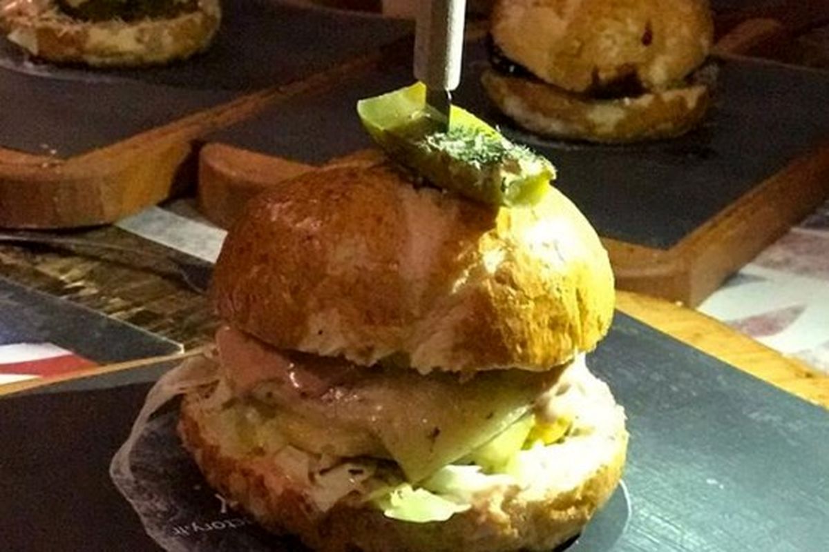 همبرگر 250 هزار تومانی در لواسان + عکس