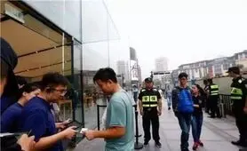 اپل در نخستین روز عرضه آیفون۸ شرمنده شد