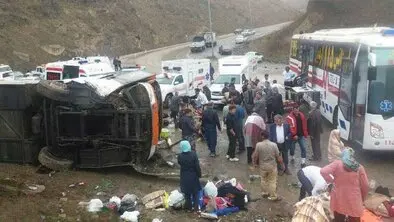 واژگونی اتوبوس مسافربری گردشگر اصفهانی در گردنه حیران