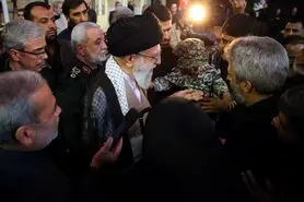 حضور رهبر انقلاب در کنار پیکر مطهر شهید حججی