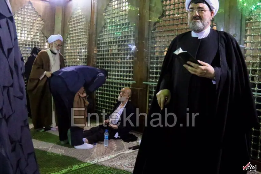 عکس منتشر نشده از آیت‌الله کاشانی که در مراسم تدفین هاشمی‌رفسنجانی از حال رفت
