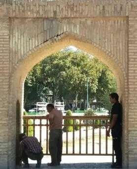 نصب نرده چوبی در سی و سه پل ، تهاجم به بنای تاریخی نیست
