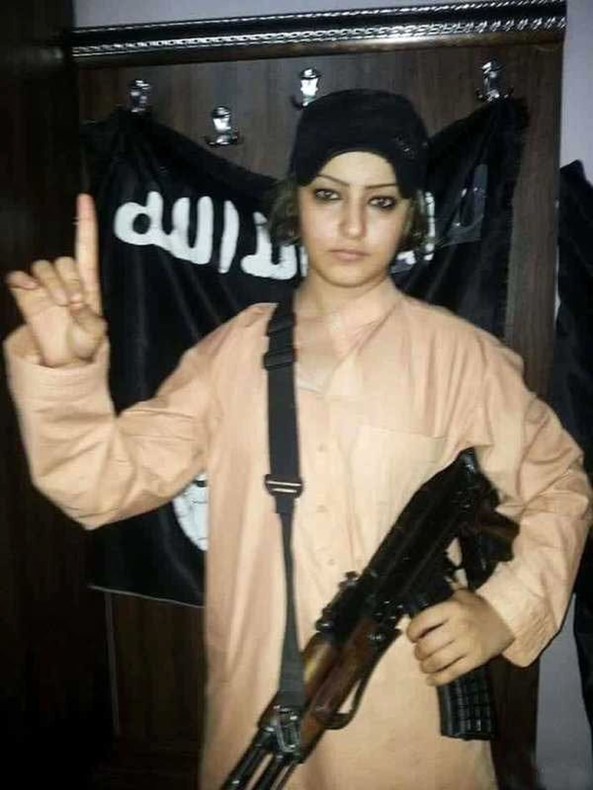 ژست عجیب دختر داعشی