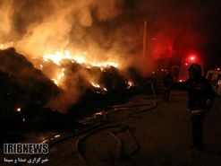 آتش سوزی   انبار علوفه شرق اصفهان پس از 6 ساعت مهار شد