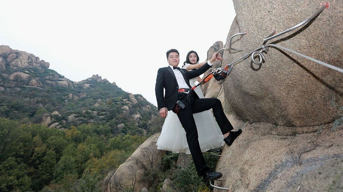 عروس و داماد ماجراجو روی صخره