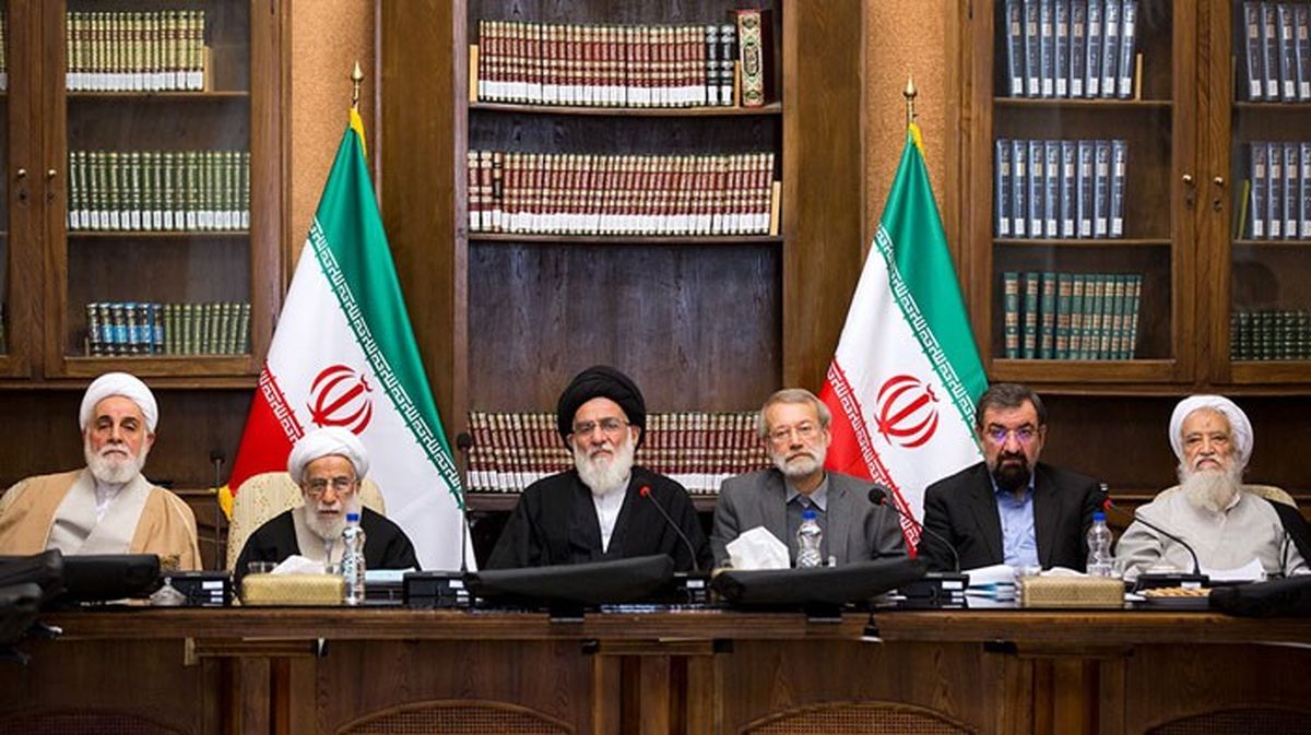 غیبت روحانی و آملی لاریجانی، گفت‌وگو احمدی‌نژاد و شمخانی