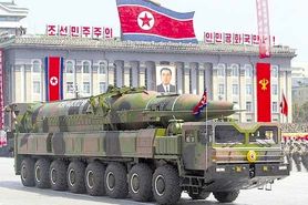 رهبر کره شمالی در کنار موشک بالستیک