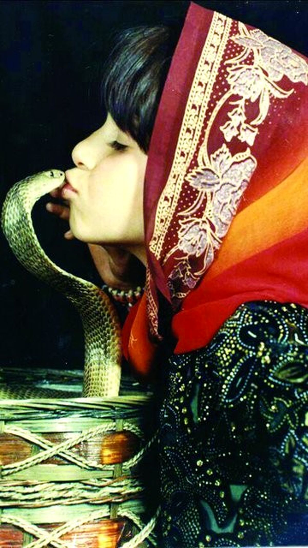 ملکه مار ایران: ۱۱ بار زبان مار افعی را بوسیدم! + عکس