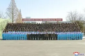 رهبر کره‌شمالی و همسرش در کارخانه داروسازی